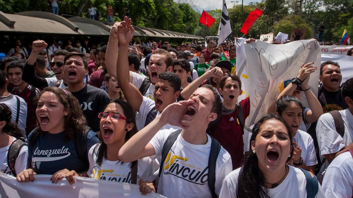 Un grupo de estudiantes universitarios grita consignas el jueves durante una manifestación en Caracas en protesta contra la crisis en la educación superior.
