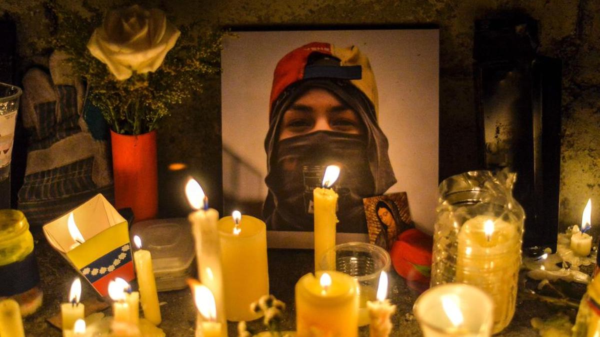 Los manifestantes de la oposición hacen un altar en el sitio donde el joven activista Neomar Lander, de 17 años, fue herido de muerte en vísperas durante los enfrentamientos con la policía antidisturbios, durante una protesta en Caracas, el 8 de junio de 2017.