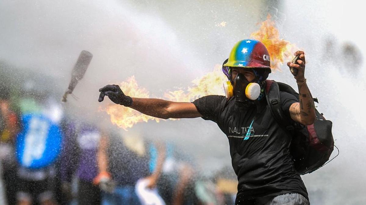 Un manifestante lanza un cóctel molotov durante una marcha en Caracas, Venezuela, el 22 de mayo de 2017.