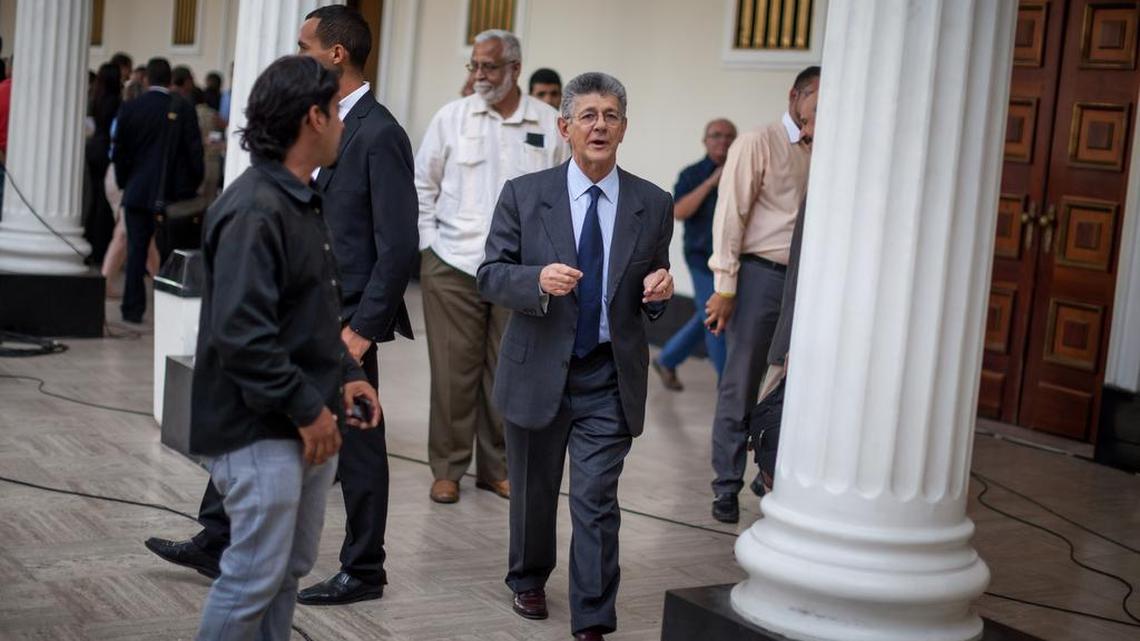 El presidente de la Asamblea Nacional (AN), Henry Ramos Allup (c), sale del hemiciclo de sesiones de la institución el jueves 28 de enero de 2016 en la ciudad de Caracas (Venezuela).
