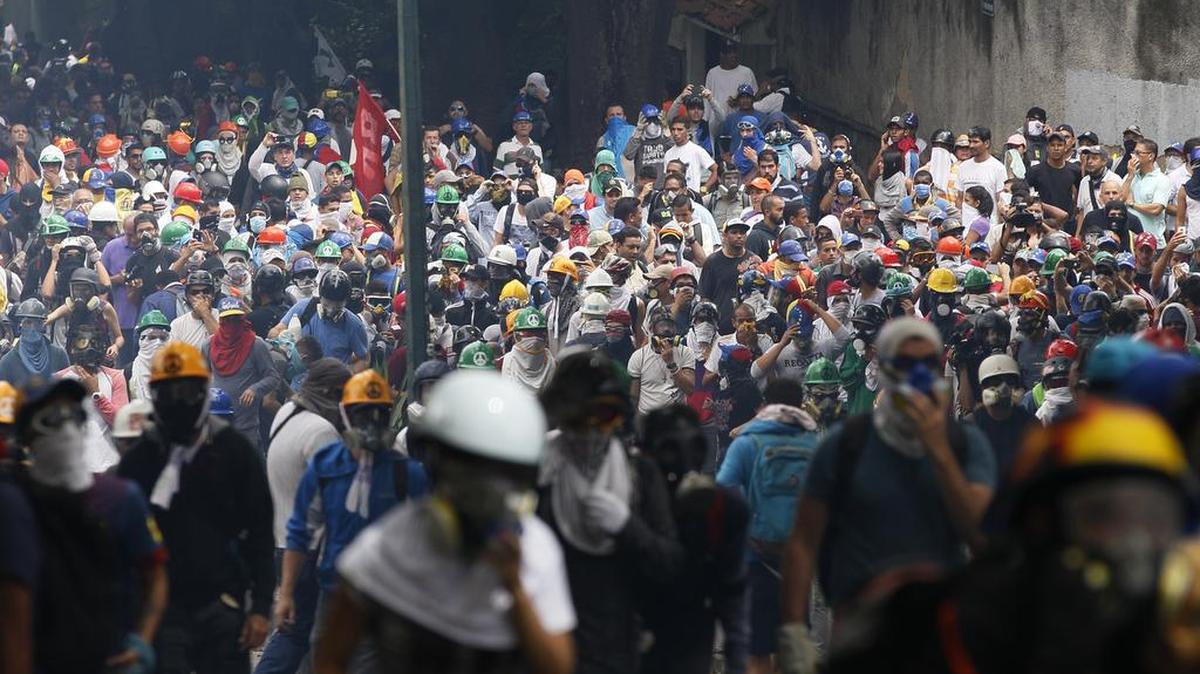 Manifestantes se enfrentan con las fuerzas de seguridad durante una marcha de la oposición del 1 de mayo en Caracas, Venezuela, el lunes 1 de mayo de 2017.