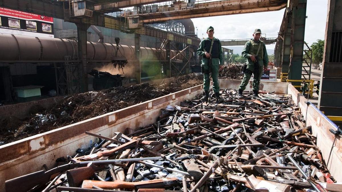 
Miembros del Ministerio de Interior y Justicia de Venezuela destruyen el 30 de noviembre de 2012, 34.509 armas de fuego, incautadas por las autoridades, en Barquisimeto (Venezuela).
