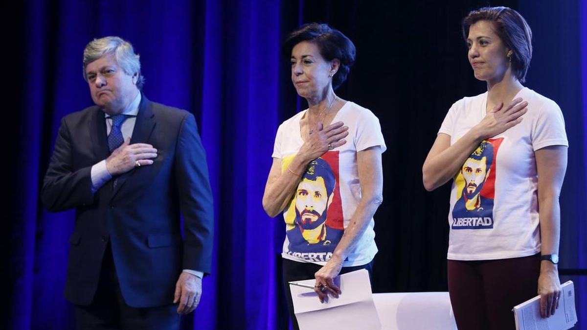 Leopoldo López (i), Antonieta Mendoza (c) y Diana López (d), padre, madre y hermana del opositor venezolano encarcelado Leopoldo López, durante una presentación en el Círculo de Bellas Artes, de un manifiesto de profesionales españoles vinculados al mundo del Derecho en favor de la defensa y liberación del opositor venezolano Leopoldo López.