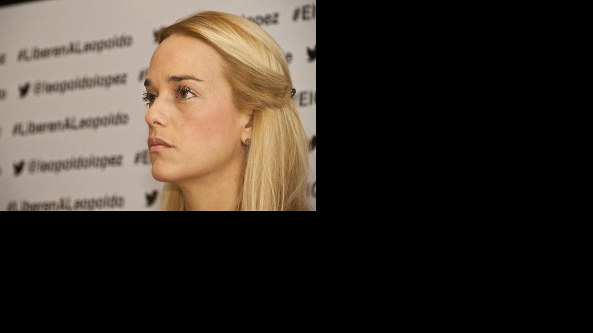 
Fotografía cedida por prensa Voluntad Popular de Lilian tintori, esposa del dirigente opositor Leopoldo López, ofreciendo una rueda de prensa hoy, jueves 30 de octubre del 2014, en el hotel Altamira Palace de Caracas, Venezuela. Las esposas de los opositores venezolanos Leopoldo López y Daniel Ceballos denunciaron que los políticos, recluidos en una prisión militar desde hace más de ocho meses son objetos de actos "crueles, inhumanos y degradantes" por parte de los custodios de la cárcel.
