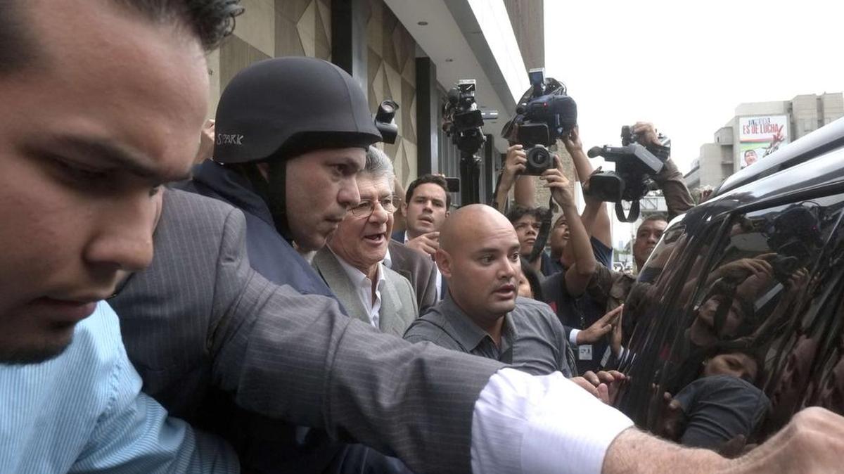 El nuevo presidente de la Asamblea Naciona, Henry Ramos Allup (2 de der. a izq.), se monta en un auto después que le fue negada la entrada al parlamento el lunes en Caracas.