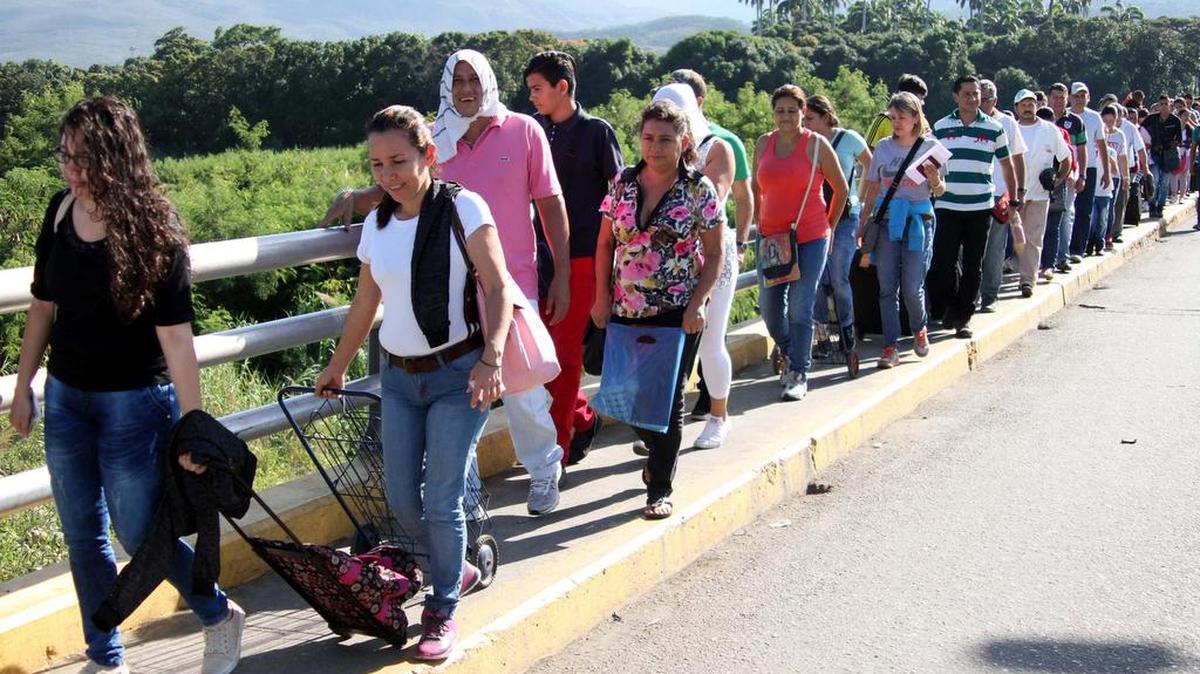 Cientos de personas cruzan hacia Colombia desde la frontera con Venezuela el martes 20 de Diciembre de 2016, en el puente Simón Bolívar en Cúcuta (Colombia).