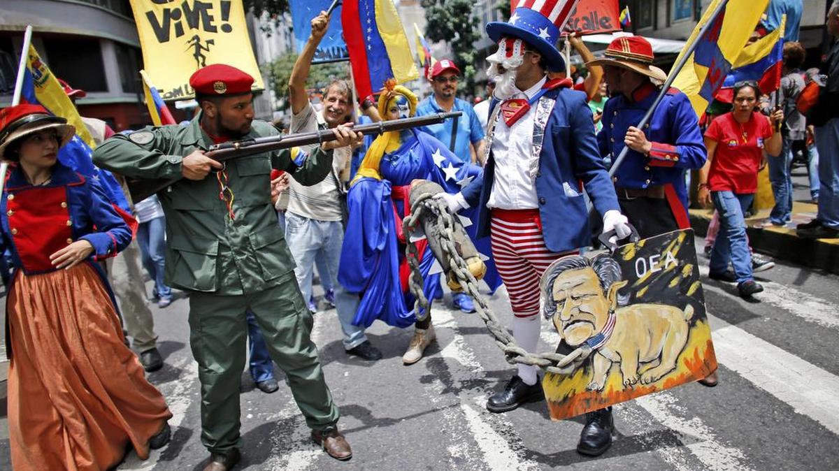 Partidarios del régimen de Nicolás Maduro hicieron el lunes en Caracas una parodia callejera con la personificación del “Tío sam” capturado por un soldado venezolano.