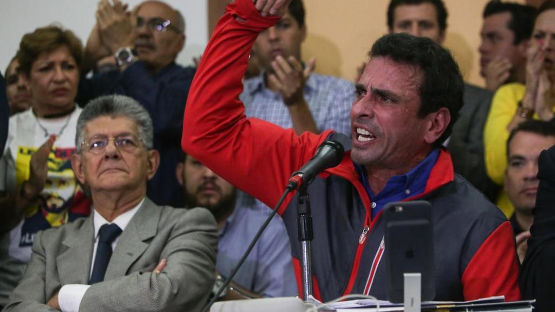 El gobernador del estado de Miranda, Henrique Capriles (d), acompañado del presidente de la Asamblea Nacional, Henry Ramos Allup (i), ofrece una rueda de prensa el viernes 21 de octubre de 2016, en Caracas (Venezuela).