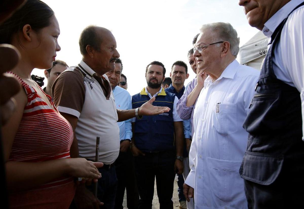 El representante especial de ACNUR y de la OIM para los refugiados venezolanos, Eduardo Stein (d), recorre el Puente Internacional Simón Bolívar el martes 16 de octubre de 2018, en Cúcuta, Colombia.
