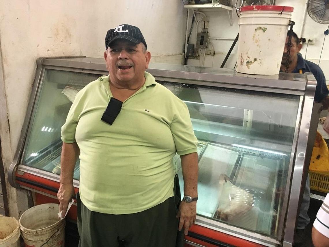 “San Nicolás está flaco este año en Venezuela. Rebajó de peso”, dice Darío Ramos con ironía frente a su carnicería, la Juan Darío, en el mercado de La Limpia, donde la mitad de los comercios permanecen cerrados por falta de mercancía.