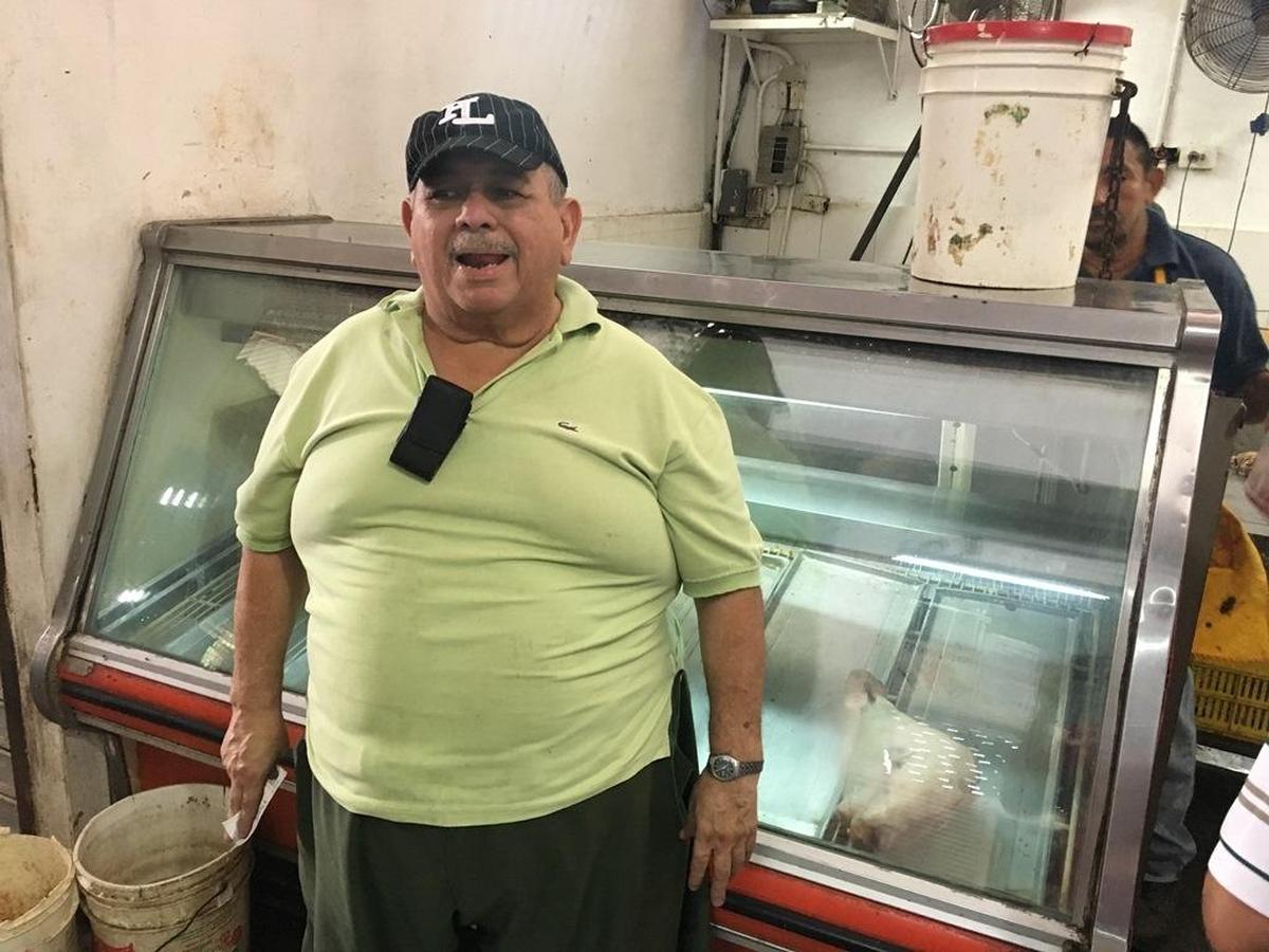“San Nicolás está flaco este año en Venezuela. Rebajó de peso”, dice Darío Ramos con ironía frente a su carnicería, la Juan Darío, en el mercado de La Limpia, donde la mitad de los comercios permanecen cerrados por falta de mercancía.