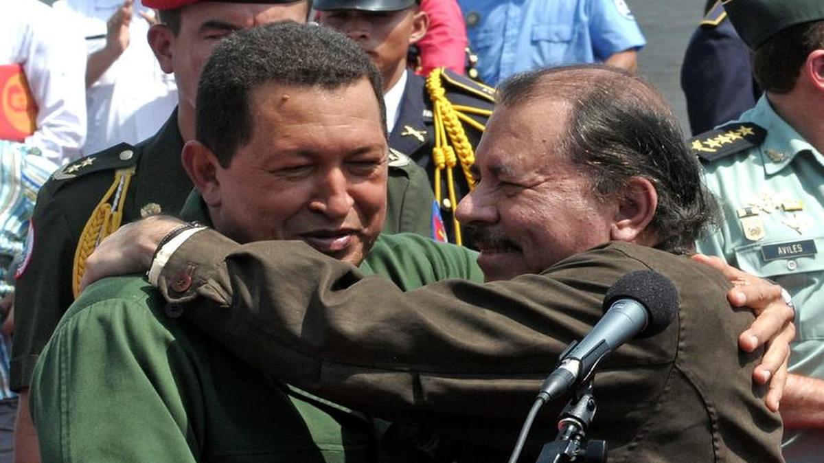 
El presidente de Nicaragua, Daniel Ortega (d), recibe a su homólogo venezolano, Hugo Chávez (i), el miércoles 14 de abril del 2010 en el Aeropuerto Internacional Augusto César Sandino de Managua, Nicaragua.


