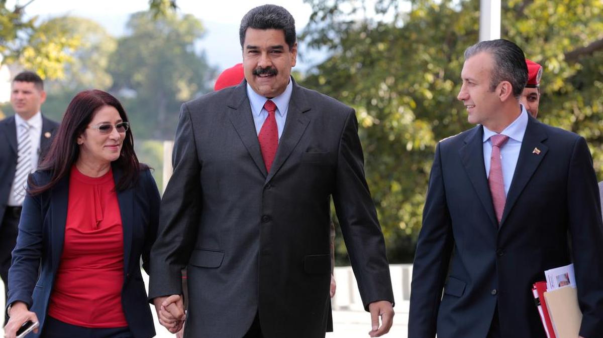 El presidente venezolano, Nicolás Maduro (c), camina junto a su esposa, Cilia Flores (i), y a Tareck El Aissami (d) en un acto de gobierno el 4 de enero de 2017, en Caracas (Venezuela).