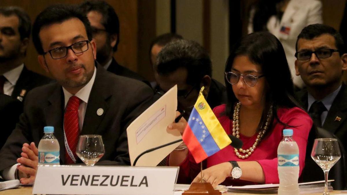 La ministra de Relaciones Exteriores de Venezuela, Delcy Rodríguez (d) es vista junto a sus colaboradores durante la XLIX Cumbre de Mercosur hoy, lunes 21 de diciembre de 2015 en Asunción (Paraguay).