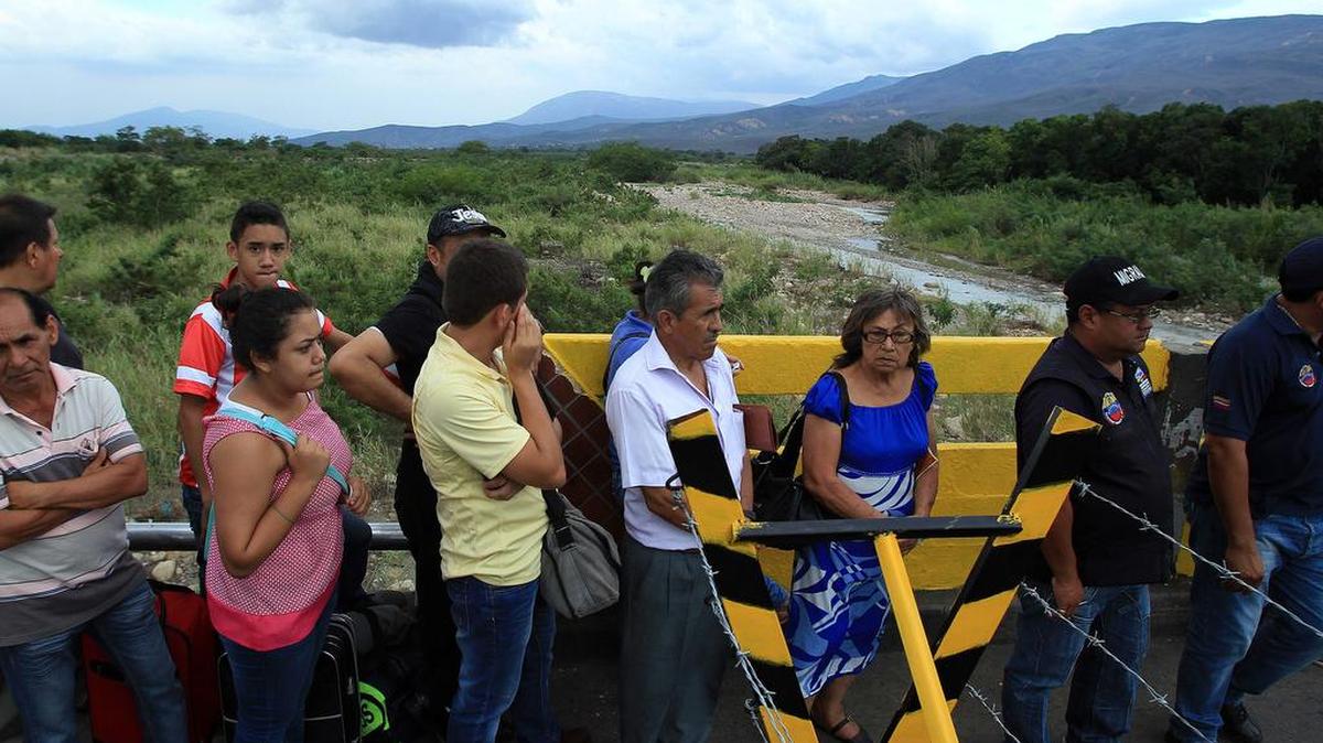 
 Colombianos regresan a su país desde Venezuela a través de un filtro impuesto por la guardia en el puente internacional Simón Bolívar el lunes 24 de agosto de 2015 en Cúcuta (Colombia). 

