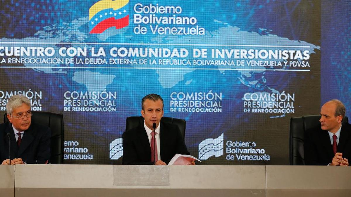 Fotografía cedida por prensa de Miraflores del vicepresidente venezolano, Tarek El Aissami (c), hablando durante un encuentro con acreedores nacionales de Europa, Estados Unidos y otras partes del mundo el lunes 13 de noviembre del 2017, en Caracas (Venezuela).