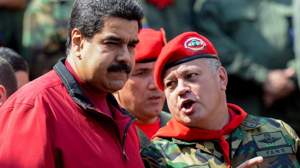 El presidente venezolano Nicolás Maduro (i) junto al ex presidente de la Asamblea Nacional, Diosdado Cabello, este jueves durante un acto en conmemoración del intento de golpe de Estado contra el gobierno de Carlos Ándres Pérez, liderado por el difunto Hugo Chávez hace 24 años, en Caracas.