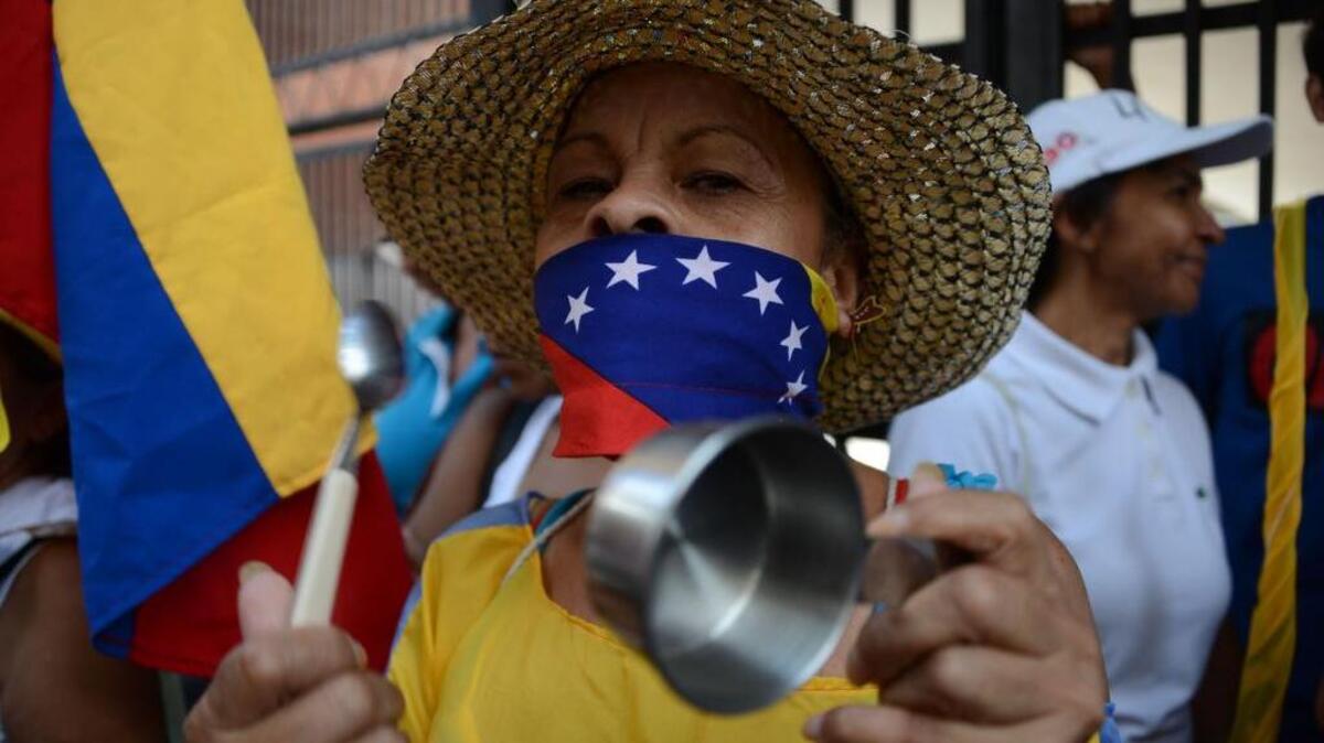 Activistas de la oposición venezolana marchan en Caracas el 16 de septiembre de 2016.