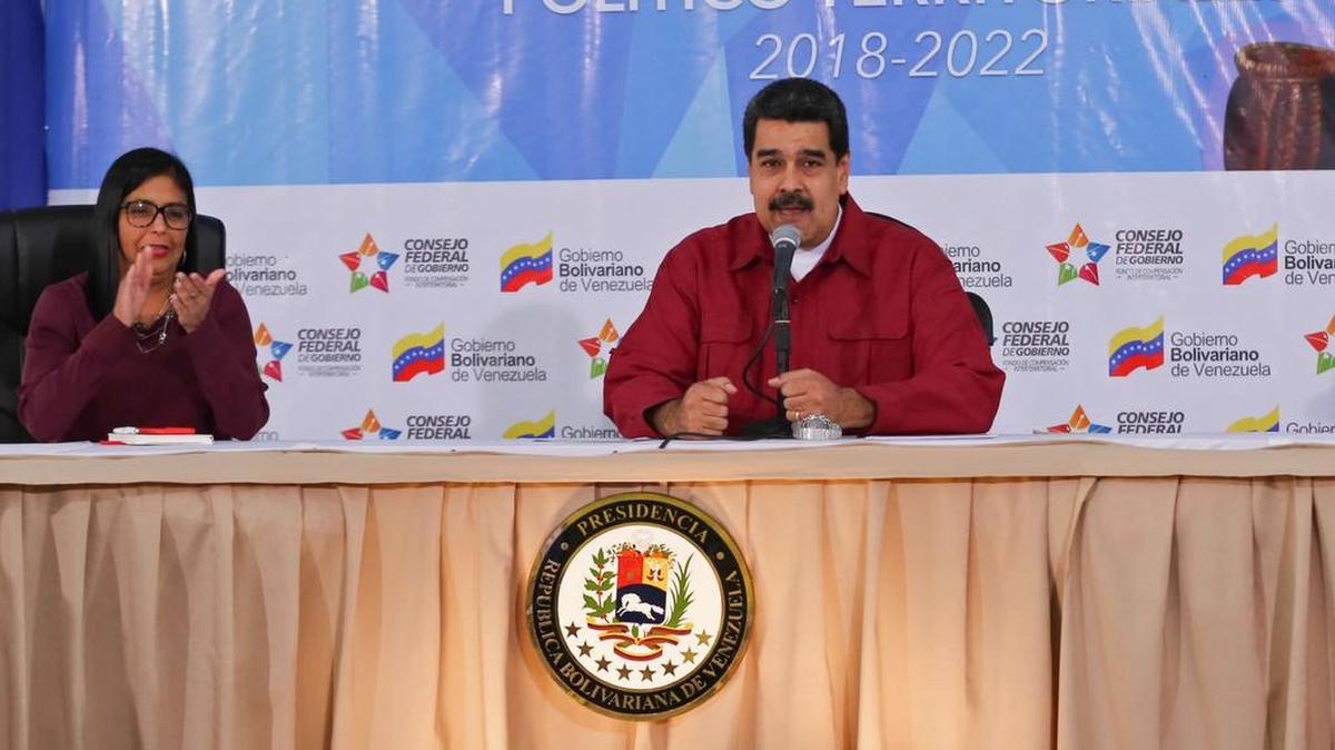 El presidente Nicolás Maduro habla durante una reunión junto a la presidenta de la Asamblea Constituyente venezolana, Delcy Rodriguez, en Caracas el 19 de noviembre de 2017.