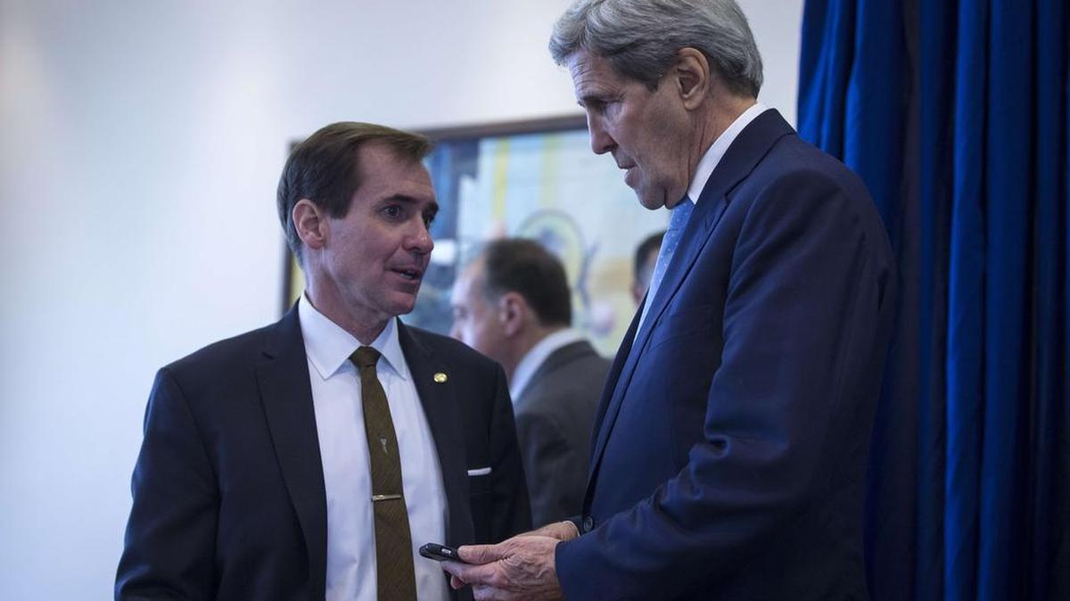 El secretario de Estado, John Kerry (der.), conversa con John Kirby, portavoz del departamento, el 24 de octubre, en Amán, Jordania.