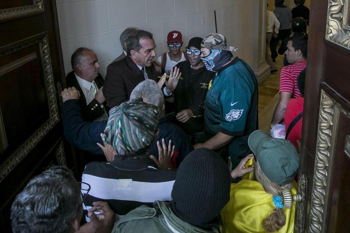 Simpatizantes del Gobierno ingresan a la Asamblea Nacional y discuten con el diputado Luis Stefanelli (c-i) el miércoles 5 de mayo de 2017, en Caracas (Venezuela).