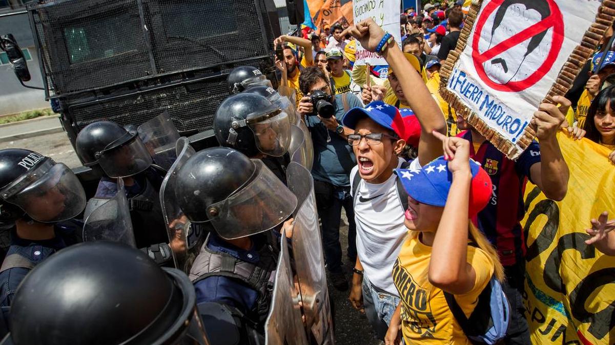 Cientos de personas participan en una manifestación para exigir el referendo para revocar al presidente venezolano Nicolás Maduro el miércoles 7 de septiembre del 2016, en la ciudad de Mérida (Venezuela).