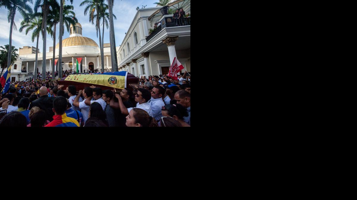 
Un grupo de personas cargan en sus hombros el féretro con los restos del diputado Robert Serra al interior de la Asamblea Nacional (AN) hoy, jueves 2 de octubre de 2014, en la ciudad de Caracas (Venezuela). El asesinato del diputado Robert Serra, un chavista vehemente, y su compañera, ayer en Caracas, ha sido señalado por las autoridades como una "macabra encomienda", una muerte planificada al detalle, mientras la oposición y el Gobierno de Venezuela expresan su rechazo y solidaridad por el duelo.
