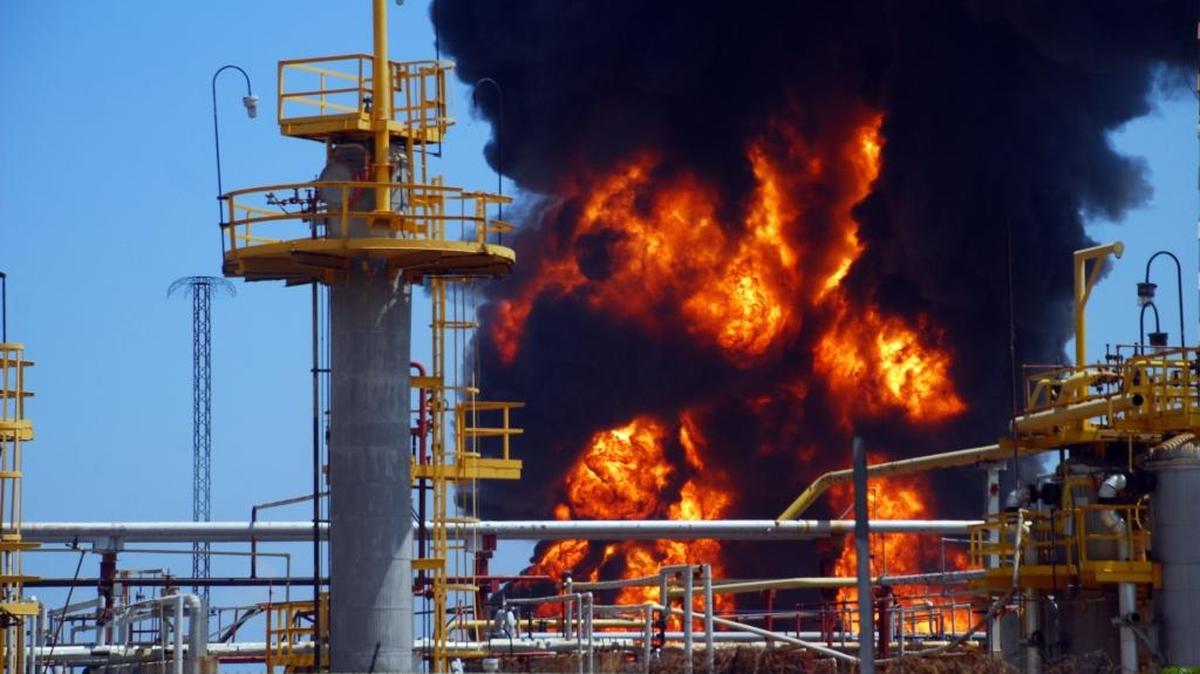 El fuego consume dos almacenes de gasolina en Carabobo, Venezuela, en septiembre de 2012.