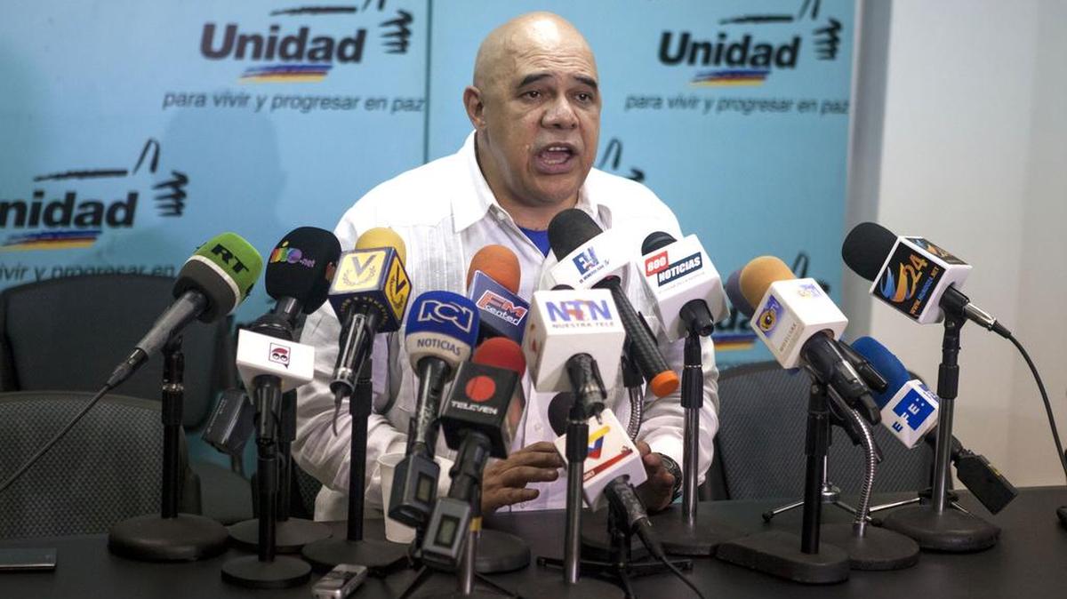 El secretario de la plataforma opositora Mesa de la Unidad Democrática (MUD), Jesus Torrealba, ofrece declaraciones a la prensa el lunes 9 de noviembre del 2015, en la ciudad de Caracas (Venezuela).