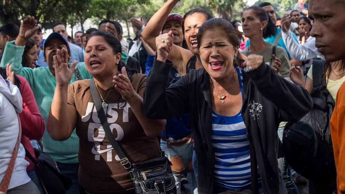 Simpatizantes de la oposición protestan el jueves 12 de enero de 2017, afuera de la Contraloría General de la República en Caracas (Venezuela).