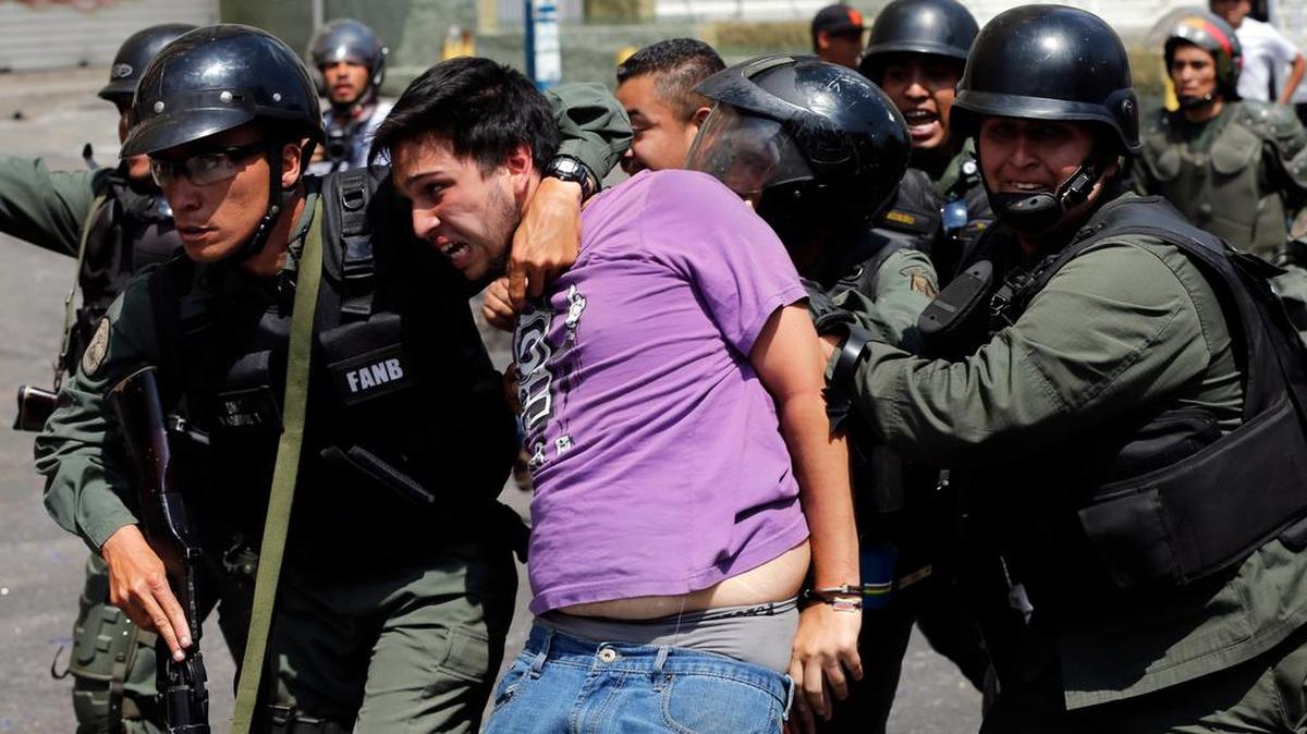 Agentes de la Guardia Nacional Bolivariana detienen a un manifestante el 6 de marzo de 2014 en Caracas.