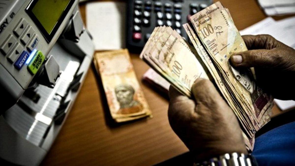 Un dueño de un restaurante en Caracas cuenta billetes en esta imagen de archivo de 2013.