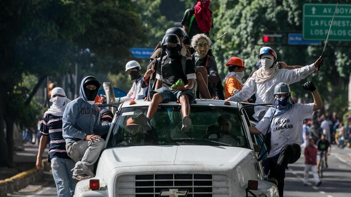 Un grupo de manifestantes conduce un camión durante una protesta el viernes 02 de junio de 2017, en Caracas, Venezuela.