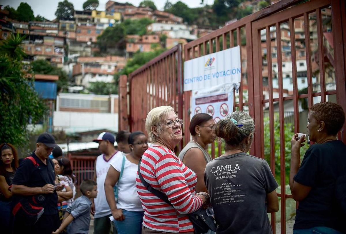Personas hacen filas para emitir su voto para elegir una Asamblea Constituyente en Caracas el 30 de julio de 2017.