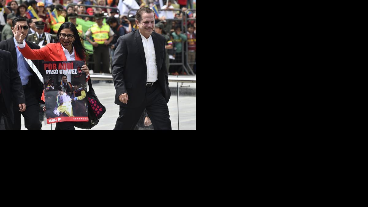 
La canciller de Venezuela, Delcy Rodríguez, y su homólogo de Ecuador, Ricardo Patiño, se trasladan a la sede de la reunión de Unasur, en la Mitad del Mundo, en las afueras de Quito, el sábado.
