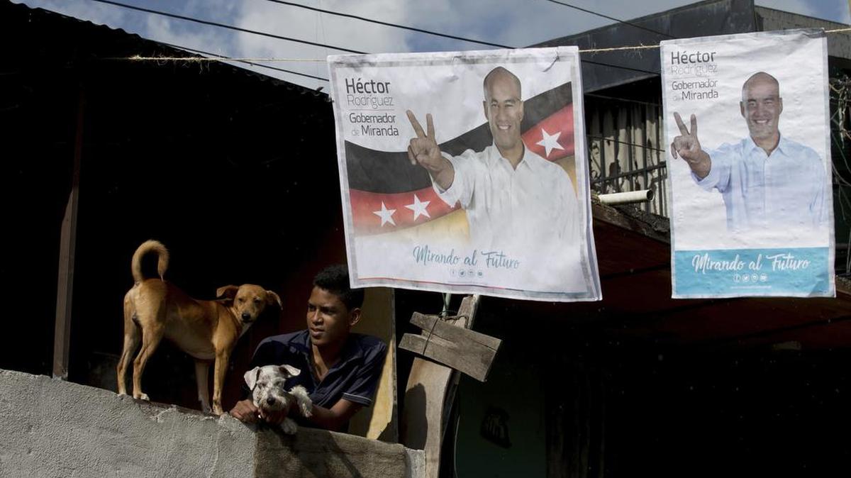 Un joven mira el acto político del candidato chavista Héctor Rodríguez, quien opta por la gobernación de Miranda, el 9 de octubre de 2017, en Caracas, Venezuela.
