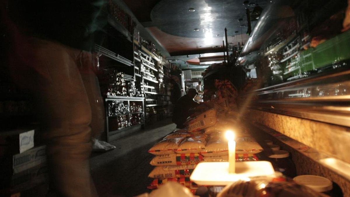 Detalle de una vela que ilumina un negocio del área metropolitana de Caracas el 13 de enero de 2010, durante el inicio del plan de restricción del servicio eléctrico anunciado por el Gobierno venezolano, que afecta al comercio, el tránsito y las actividades escolares.