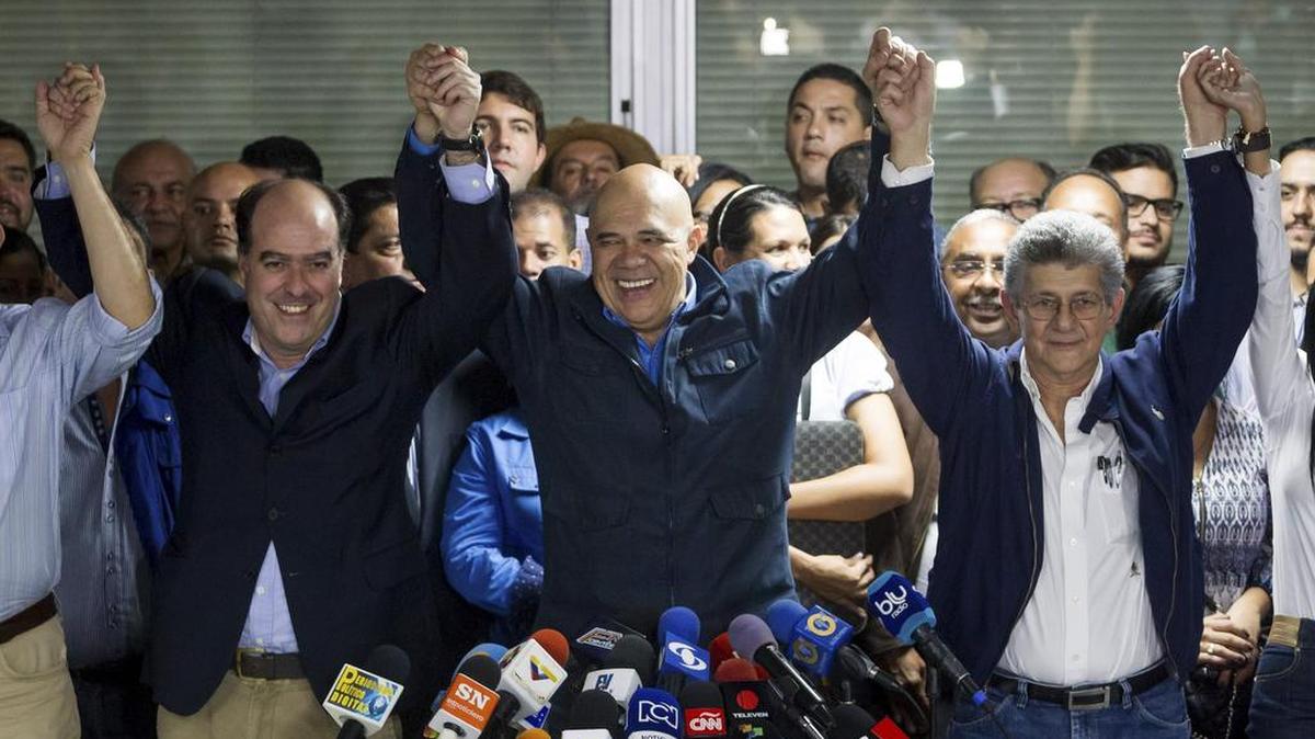 El diputado venezolano Henry Ramos Allup (c), acompañado por el secretario general de la Mesa de Unidad Democrática (MUD), Jesús Torrealba (i), y por el diputado Julio Borges (d), durante un encuentro con la prensa hoy, domingo 3 de enero de 2016, en Caracas (Venezuela). Los diputados opositores venezolanos elegidos el 6 de diciembre pasado que conforman la mayoría calificada del nuevo Parlamento escogieron hoy al legislador del partido Acción Democrática (AD) Henry Ramos Allup como presidente de la Asamblea Nacional, que se instalará el próximo martes.