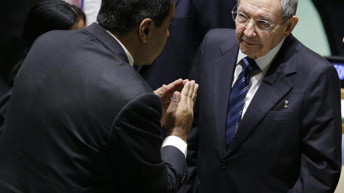 
El mandatario venezolano Nicolás Maduro conversa con el gobernante Raúl Castro, el 28 de septiembre en las Naciones Unidas. 

