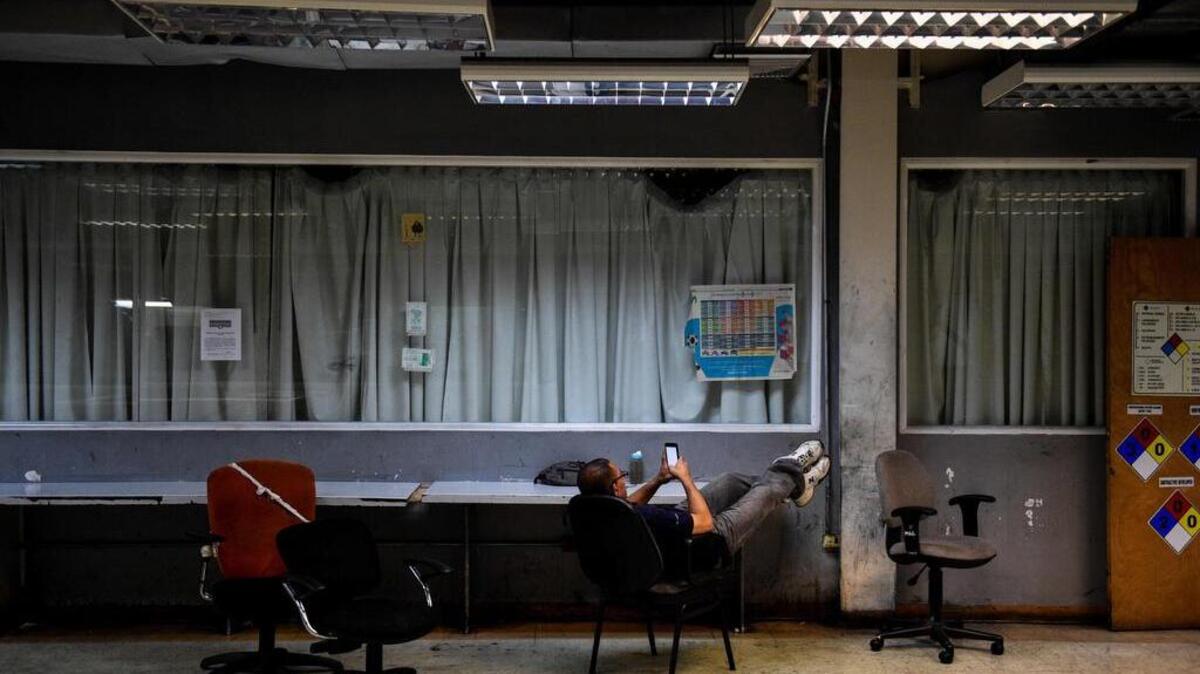 Un empleado toma un descanso en la imprenta del periódico venezolano El Nacional en Caracas el 5 de octubre de 2018.