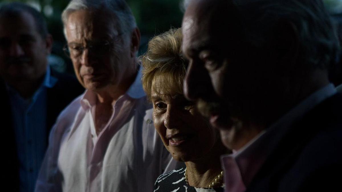 Los expresidentes Andres Pastrana (d), Mireya Moscoso (c) y Miguel Ángel RodrÍguez, intentan sin éxito visitar hoy, lunes 7 de diciembre de 2015, al alcalde metropolitano de Caracas, Antonio Ledezma, en la capital venezolana. Ledezma fue detenido el pasado 19 de febrero por presunta conspiración contra el Gobierno y estuvo preso en la cárcel militar de Ramo Verde, próxima a Caracas, hasta que pasó a situación de arresto domiciliario el 30 de abril por encontrarse convaleciente de una intervención de una "hernia inguinal reproducida".
