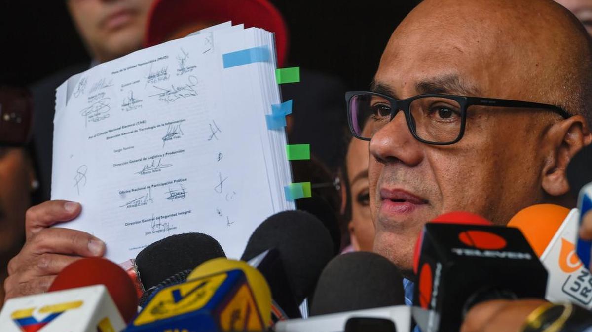 El alcalde chavista de Libertador, Jorge Rodriguez, en una rueda de prensa el 13 de junio de 2016.