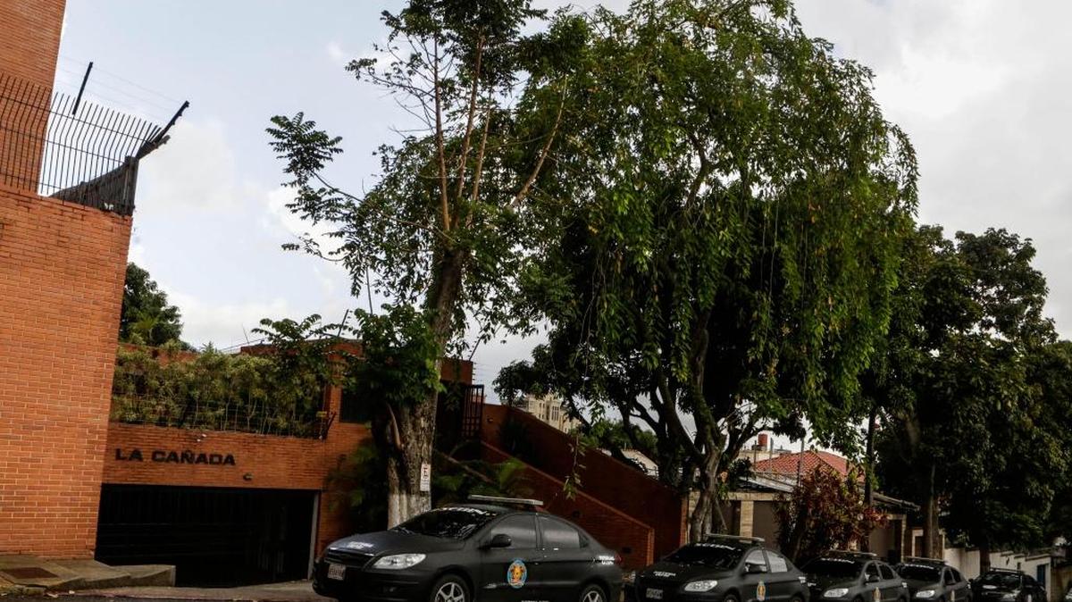 Agentes del Servicio Bolivariano de Inteligencia (Sebin) realizan un allanamiento en el edificio La Cañada, residencia de la exfiscal Luisa Ortega Díaz el miércoles 16 de agosto de 2017, en Caracas (Venezuela). El Servicio de Inteligencia de Venezuela (Sebin) allanó la vivienda de la exfiscal Luisa Ortega Díaz en Caracas, horas después de que el recién designado fiscal Tarek Saab, pidiera la privativa de libertad de su esposo, el diputado Germán Ferrer, a quien el chavismo acusa de liderar una red de extorsión.