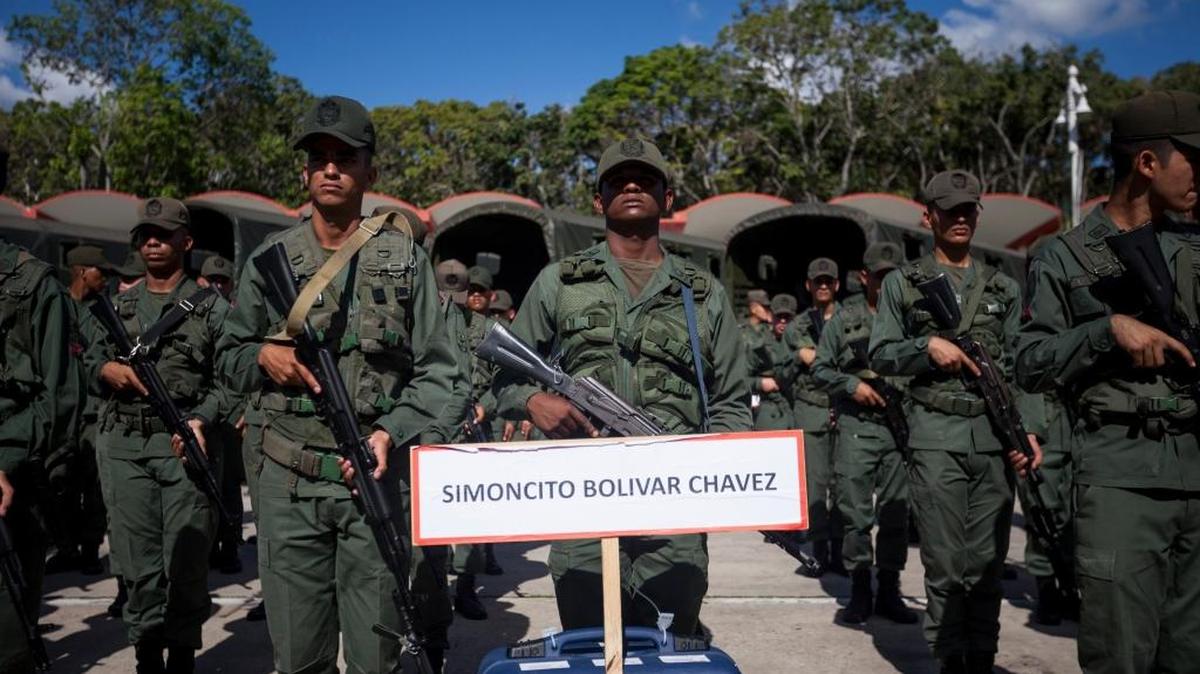 Miembros de la Fuerza Armada Nacional Bolivariana de Venezuela (FANB) participan el 1 de diciembre del 2015, en el despliegue del plan de resguardo para las elecciones parlamentarias denominado “Plan República”, con las maletas que contienen el material electoral.