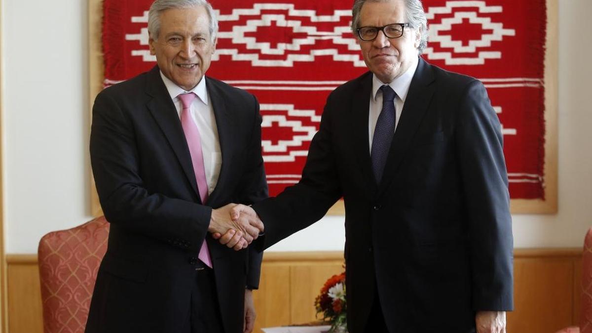 El ministro chileno de Relaciones Exteriores, Heraldo Muñoz (izq.), estrecha la mano del secretario general de la Organización de los Estados Americanos (OEA), Luis Almagro, el martes durante una reunión en Santiago de Chile,