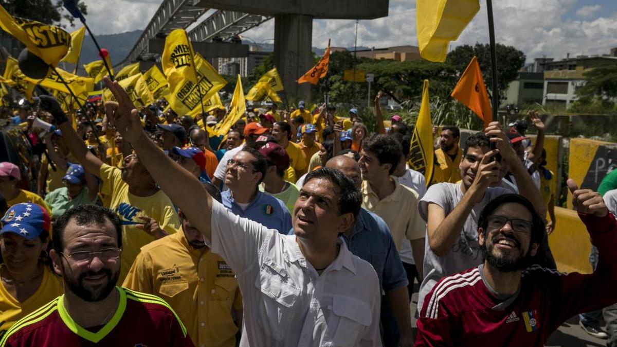 El candidato de la coalición opositora Mesa de la Unidad democrática (MUD) a la gobernación del estado de Miranda, Carlos Ocariz (c), cierra campaña con un acto de calle este jueves 12 de octubre de 2017, en el barrio de Petare de Caracas, Venezuela.