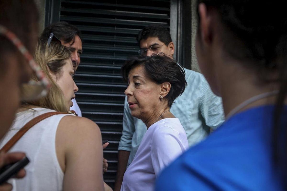 Antonieta de López (c), madre del opositor venezolano Leopoldo López, atiende a los medios de comunicación en la entrada del domicilio del opositor que ha abandonado la cárcel y ha pasado a estar en una situación de "arresto domiciliario".