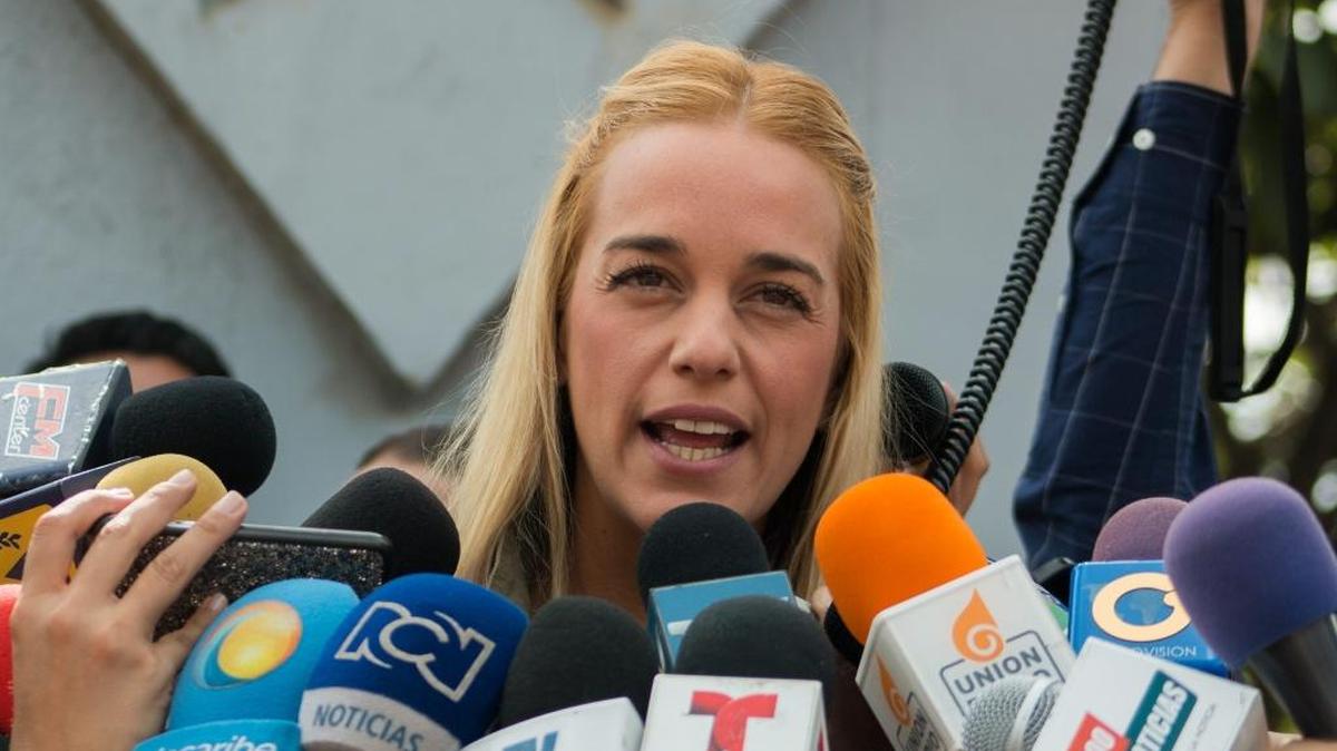
 La esposa del dirigente opositor Leopoldo López, Lilian Tintori, se dirige a sus seguidores en una concentración en la plaza José Martí de Chacaoen Caracas (Venezuela), donde leyó una carta de su esposo el viernes 11 de septiembre de 2015. 
