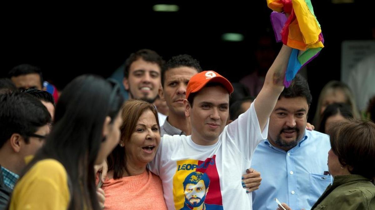 El activista y diputado Rosmit Montilla con una imagen del opositor Leopoldo López antes de ofrecer una conferencia de prensa en Caracas, el 18 de noviembre.