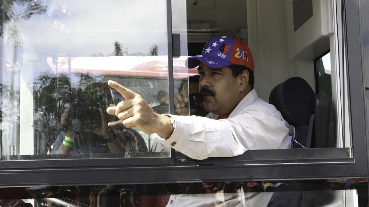 Fotografía cedida por prensa de Miraflores donde se observa al presidente de Venezuela Nicolás Maduro mientras participa en un acto de Gobierno el sábado 28 de noviembre del 2015, en Maracaibo (Venezuela).